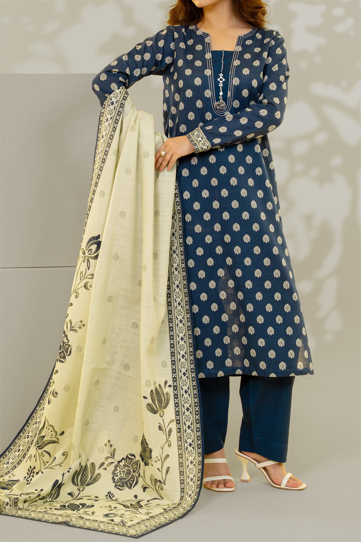 Unstitched 3Pc - Printed Khaddar Suit - 263010