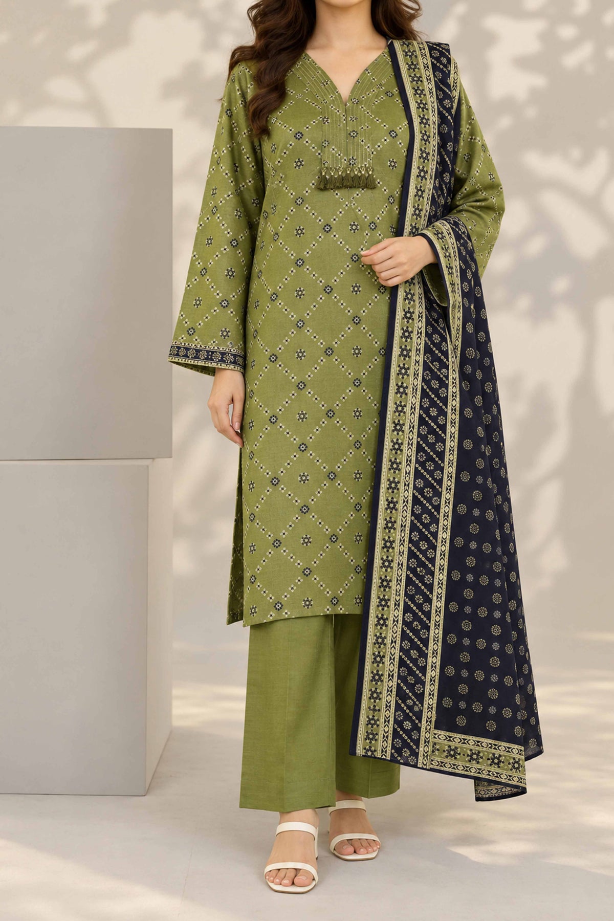 Unstitched 3Pc - Printed Khaddar Suit - 263024