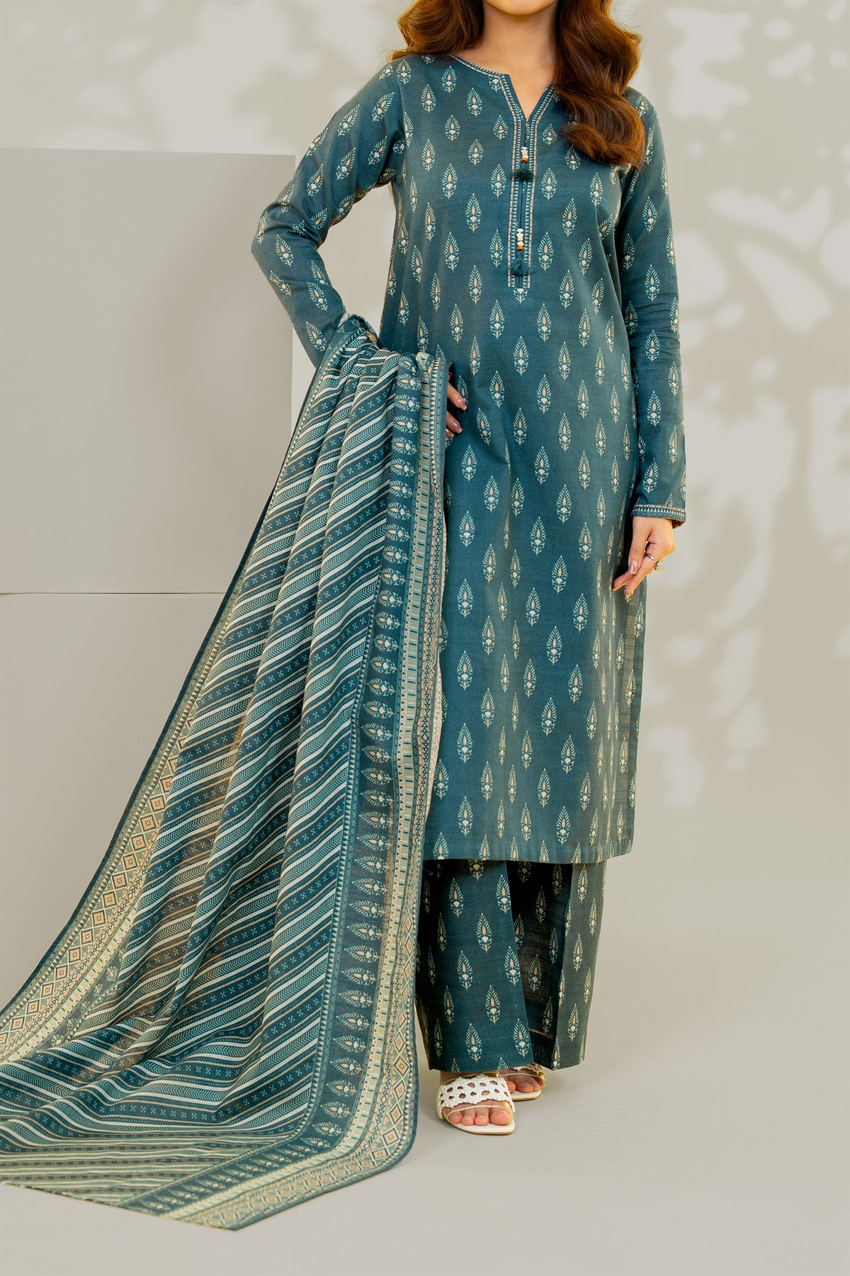 Unstitched 3Pc - Printed Khaddar Suit - 263015