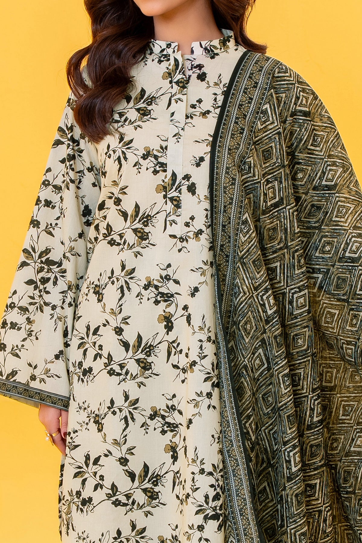 Off White printed 3 piece lawn suit for women with lawn dupatta and cambric trouser
Printed lawn shirt in Off White color for ladies